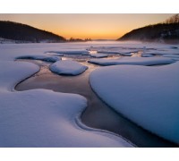 Почему стоит заказать лодочный тент или ветровое стекло осенью-зимой