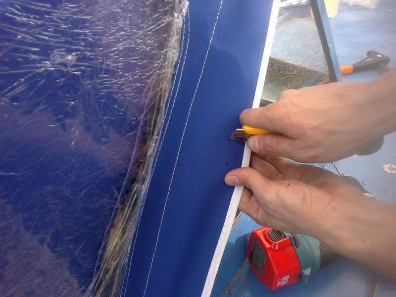 Установка тента на лодку с крепежом типа поворотная застежка